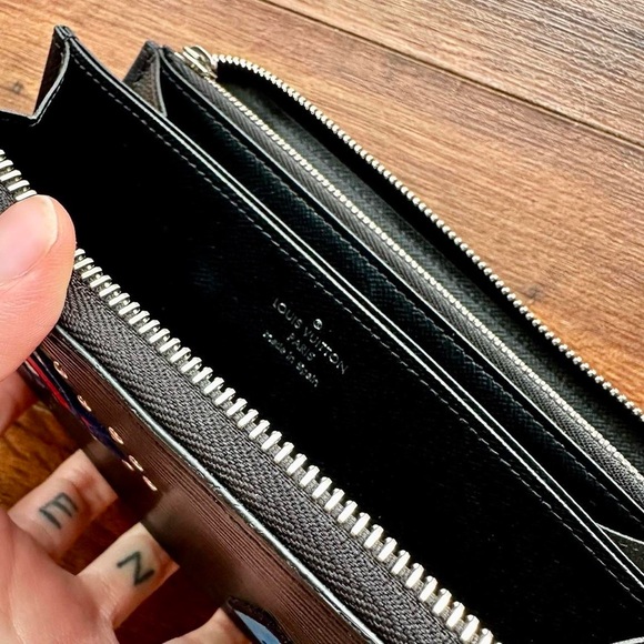 Louis Vuitton Epi Zippy Wallet LV Stories M63376 - Picture 4 of 7